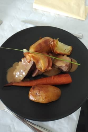 magret de canard au muscat, pomme caramélisé au miel, légumes rôti