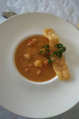 velouté de st Jacques et écrevisses doré au parmesan