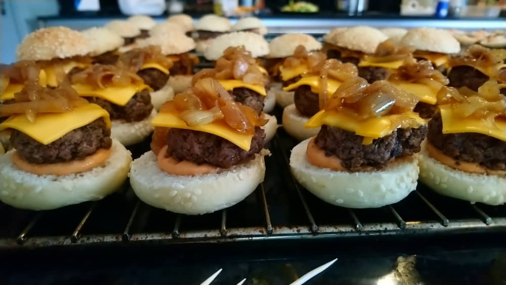 Mini-burger maison by John. Traiteur